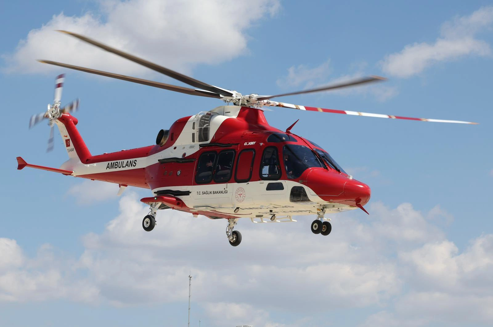 Bakan Memişoğlu GÖKBEY Hava Ambulansı Testlerini İnceledi: Sağlıkta Bağımsızlık Vurgusu