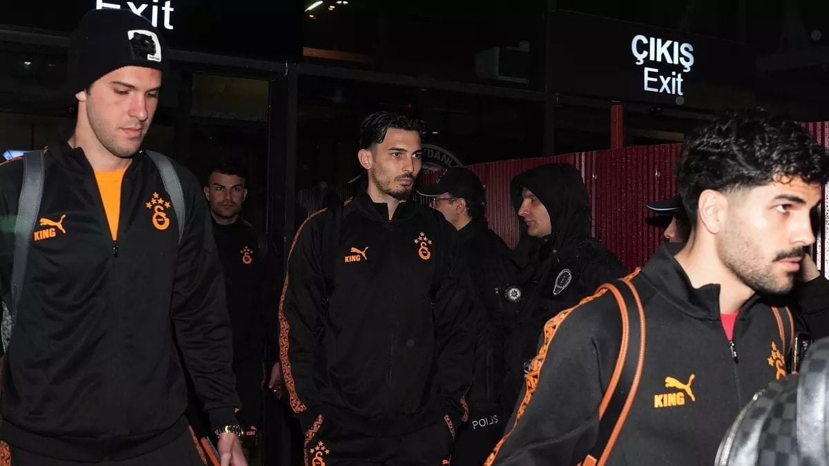 Trabzonsporlu Taraftarlar Uğurcan Çakır'a Pankartlarla Sert Tepki Gösterdi