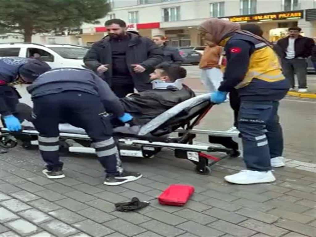 Yol Verme Kavgası: Kadın Sürücü Motokuryeyi Ezdi, Gözaltına Alındı