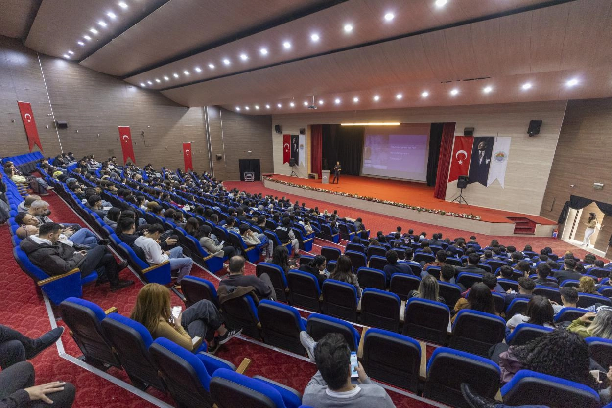 Mersin'de YKS Adaylarına 6 Farklı Meslek Semineri: Uzmanlar Yol Gösterdi