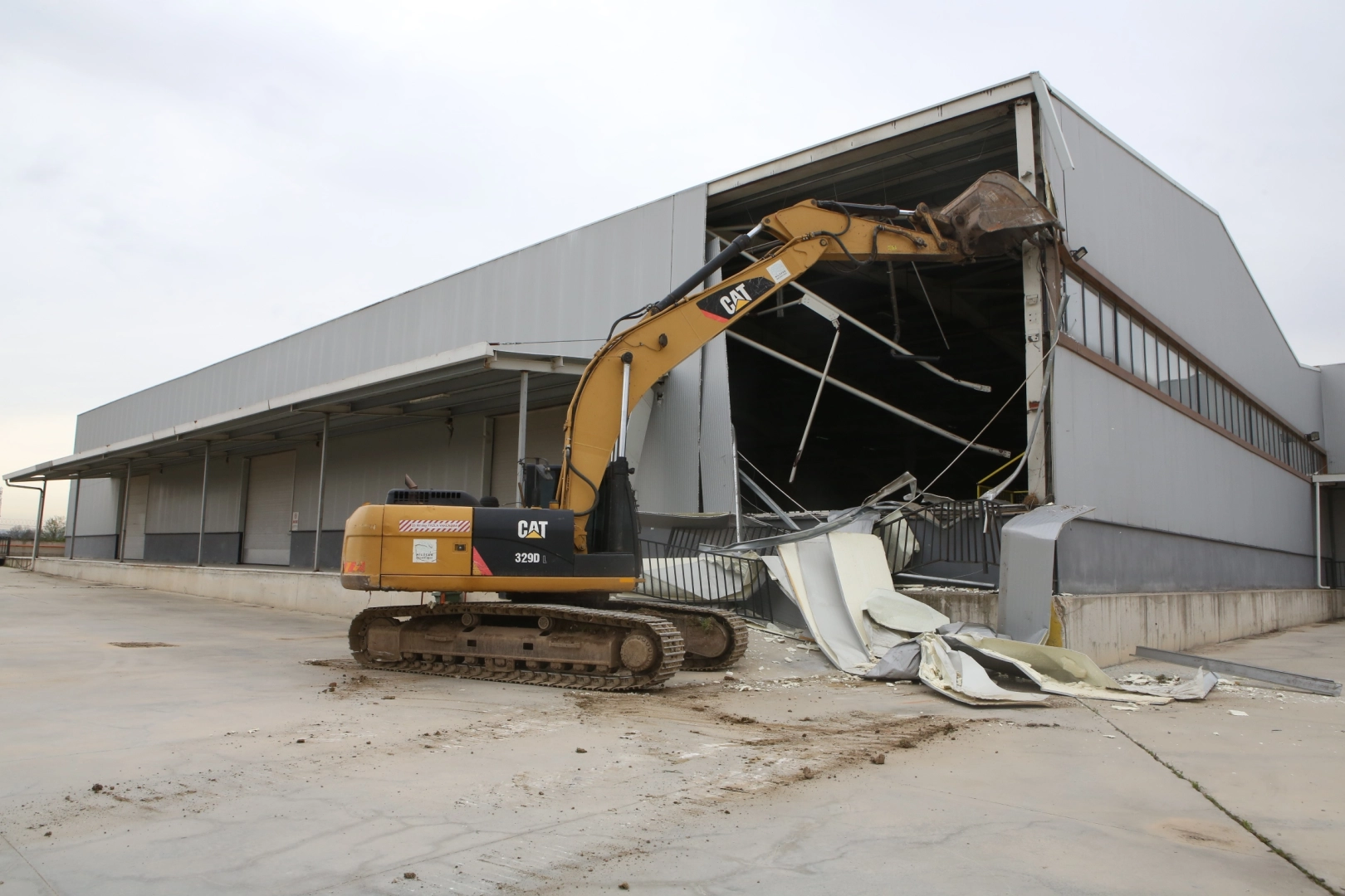 Nilüfer'de 4 Bin Metrekarelik Kaçak Depo Kısmen Yıkıldı