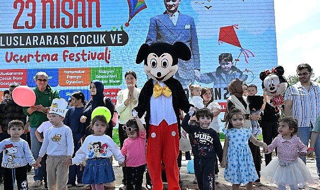 Antalya'da 23 Nisan Festivali: 1.200 Çocuk Satrançta Yarıştı, Gökyüzü Renklendi