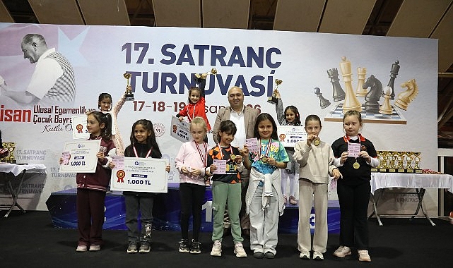 Antalya'da 23 Nisan Festivali: 300 Çocuk ve 800 Satranç Oyuncusu Coştu