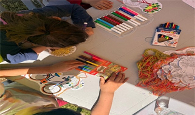 İzmir'de 23 Nisan Coşkusu: Gezici Sahne 4 İlçede Binlerce Çocuğu Buluşturdu