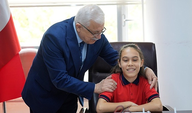 Burhaniye'de 23 Nisan Geleneği: Belediye Başkanlığı Koltuğu İdil Özkan'a Emanet