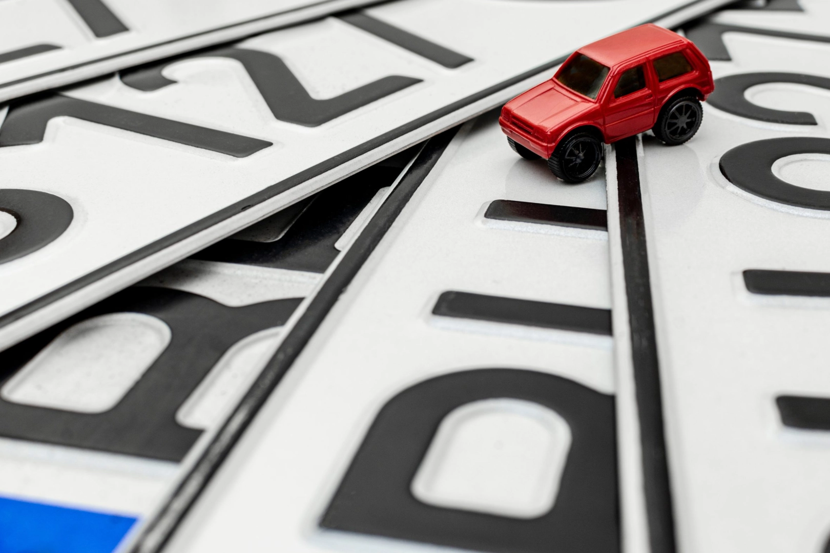 Hatalı Plakalar Ücretsiz Yenileniyor: 2027'ye Kadar Geçiş Süreci