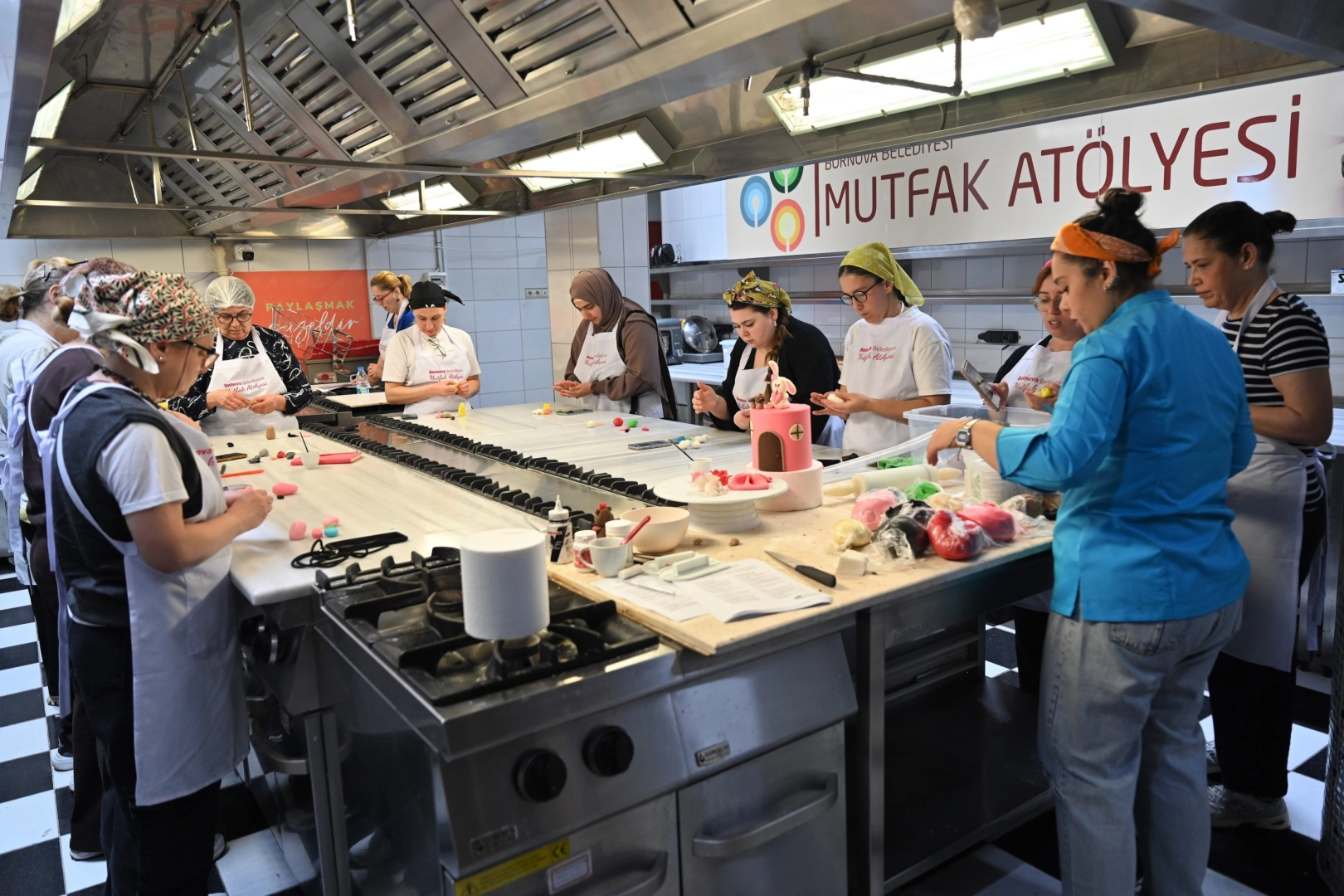 Bornova'da Nisan Ayı Mutfak Atölyeleri: Çocuklara 23 Nisan'da Kurabiye Süsleme