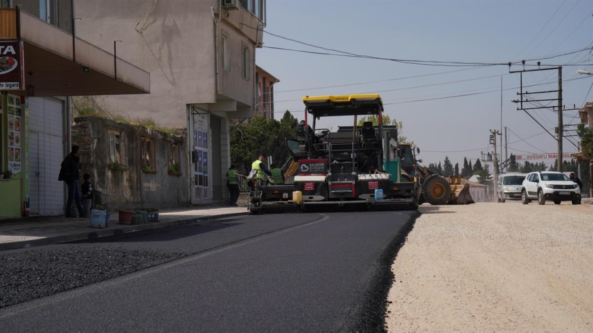Balıkesir'de 850 Metrelik Köy Yolu Sıcak Asfaltla Yenilendi: Vatandaşlar Memnun