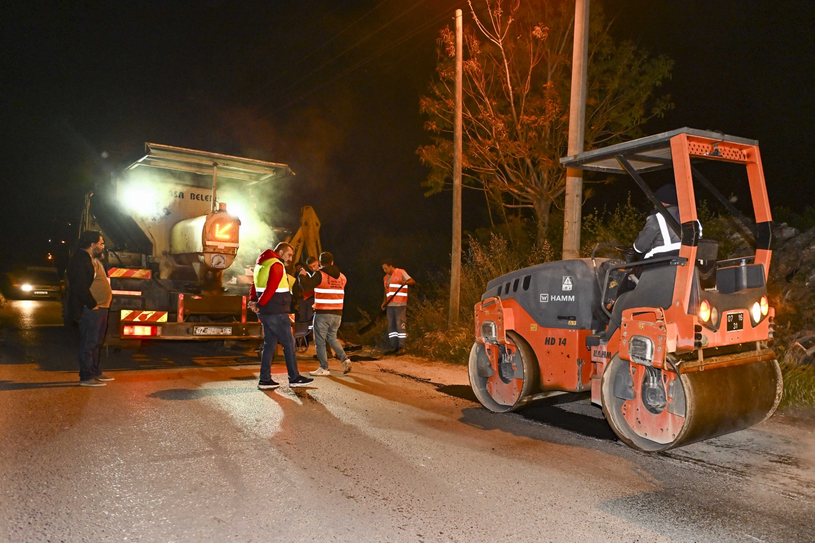 Muratpaşa'da Gece Yarısı Asfalt Seferberliği: 2 Mahalle Arası Yol Onarıldı