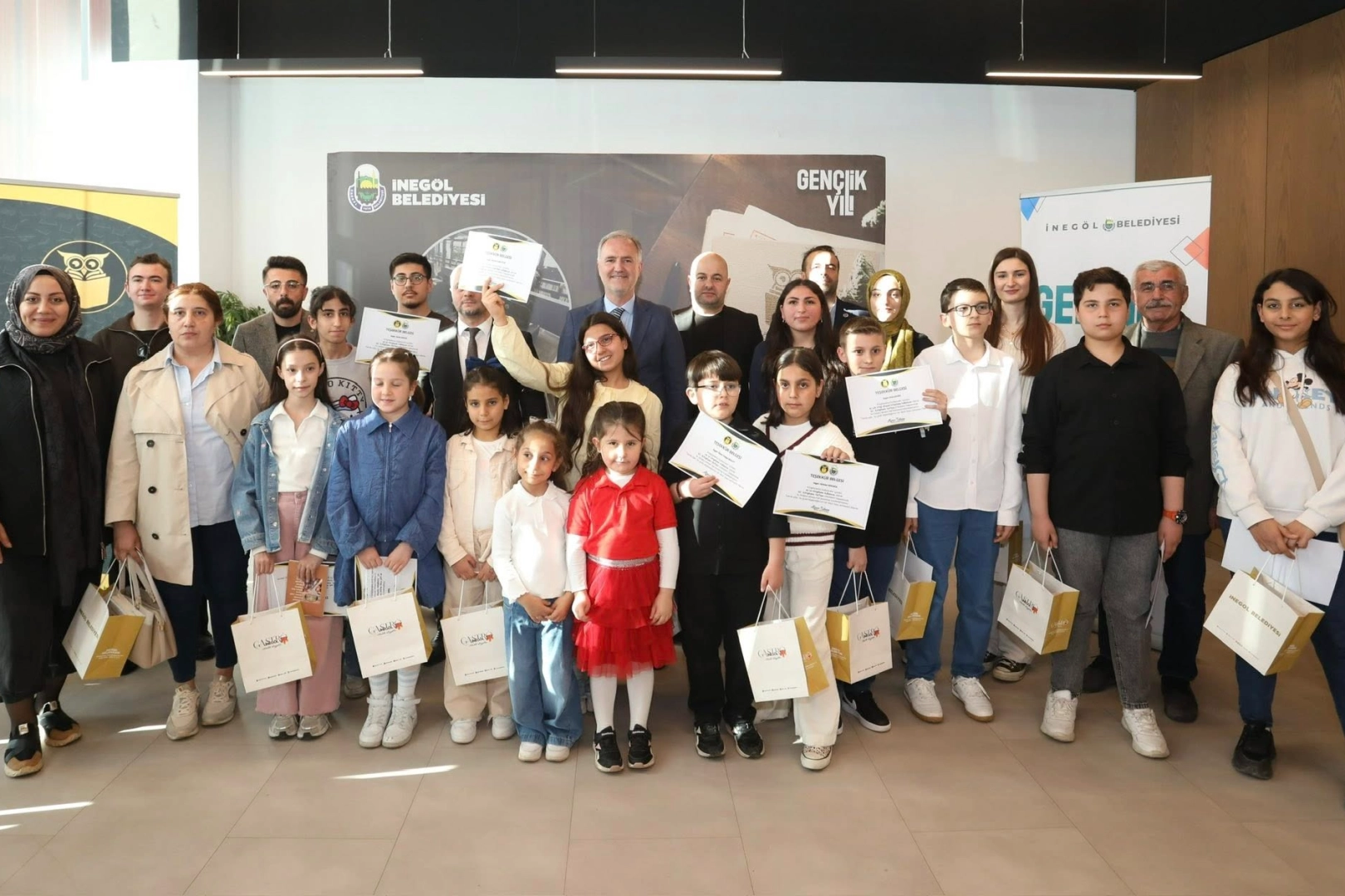 İnegöl'de 40 Bin Üyeli Nöbetçi Kitaphanelerden Öğrencilere Ödül Yağdı