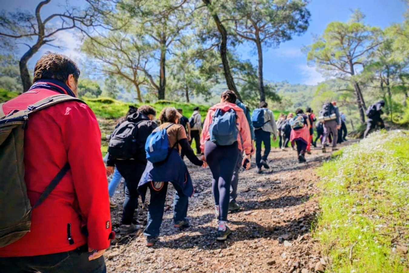 İzmir'de 180 Doğa Sever Efes Mimas Yolu'nda Hem Yürüdü Hem Temizledi