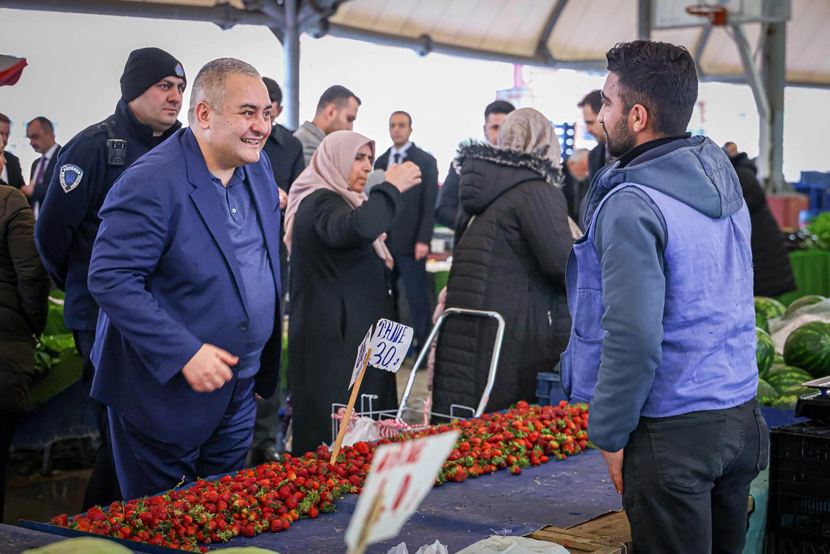 Keçiören Belediye Başkanı Özarslan Pazar Esnafı ve Vatandaşlarla Buluştu
