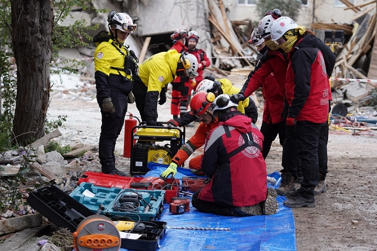 Beylikdüzü'nde 25 Saatlik Afet Tatbikatı: 121 Kişi ve 2 Köpek Görevde