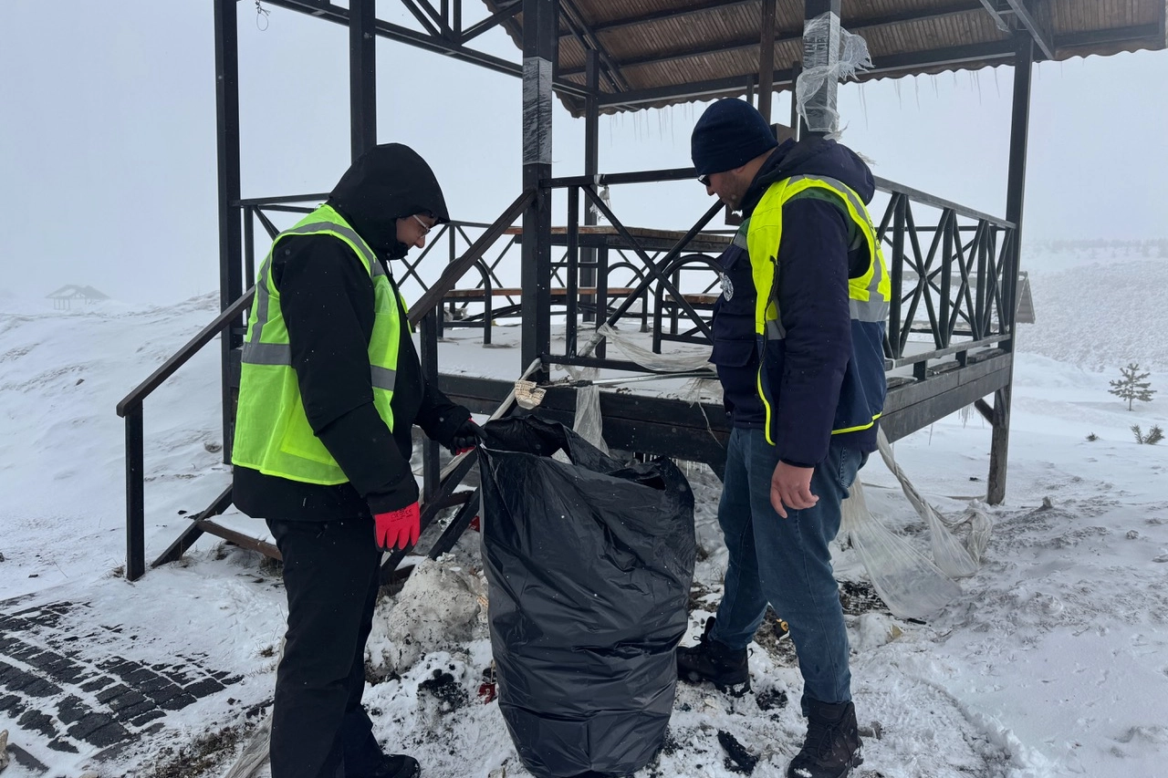 Erciyes'te 13 Kişilik Ekip ile Kapsamlı Temizlik: Atıklar Geri Dönüşüme