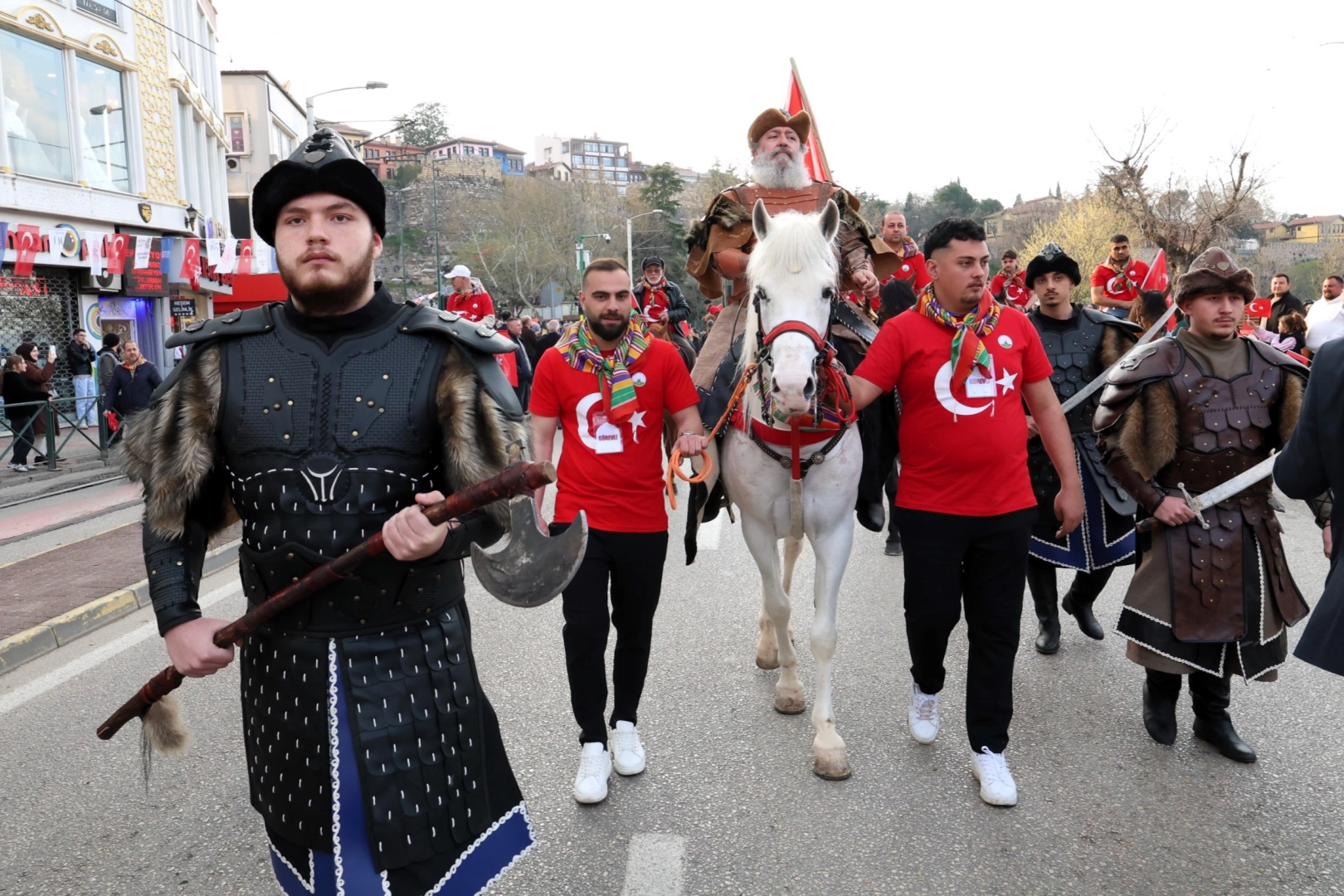 Bursa'da Fetih Coşkusu: 700. Yılda Binlerce Kişi Tarihi Yürüyüşte Buluştu