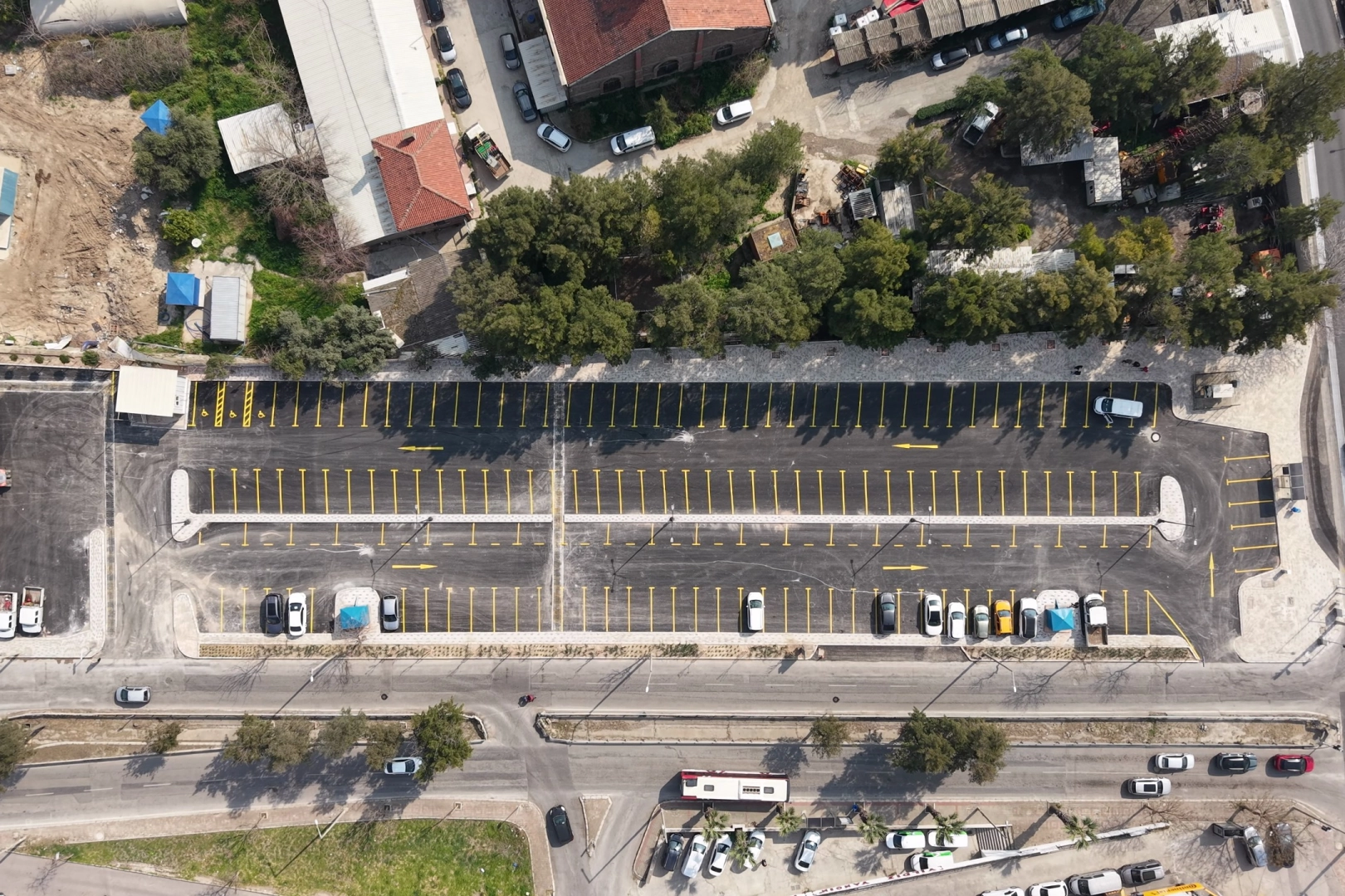 İzmir'de Trafik Rahatladı: Gaziler Caddesi Yenilendi, 154 Araçlık Ücretsiz Otopark Açıldı