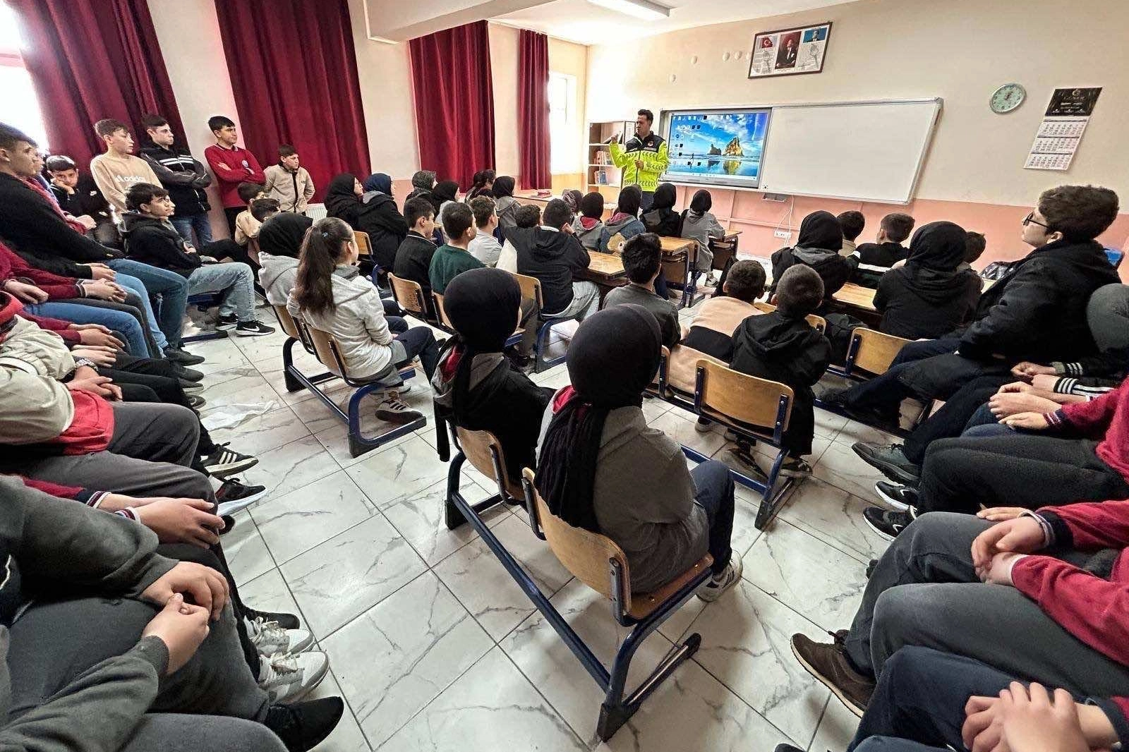 Afyonkarahisar'da Jandarma 1463 Kişiye Trafik Eğitimi Verdi