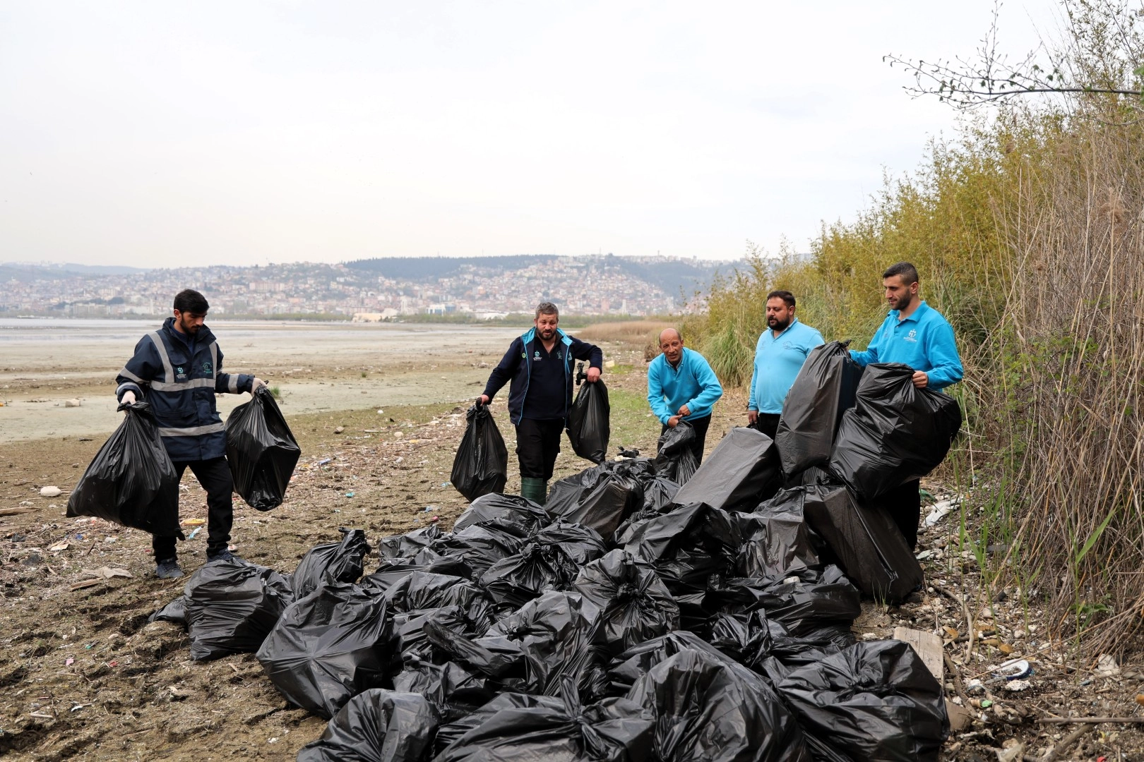 Kocaeli Sahilinde 50 Çöp Torbası Atık Temizlendi: Doğaya Nefes