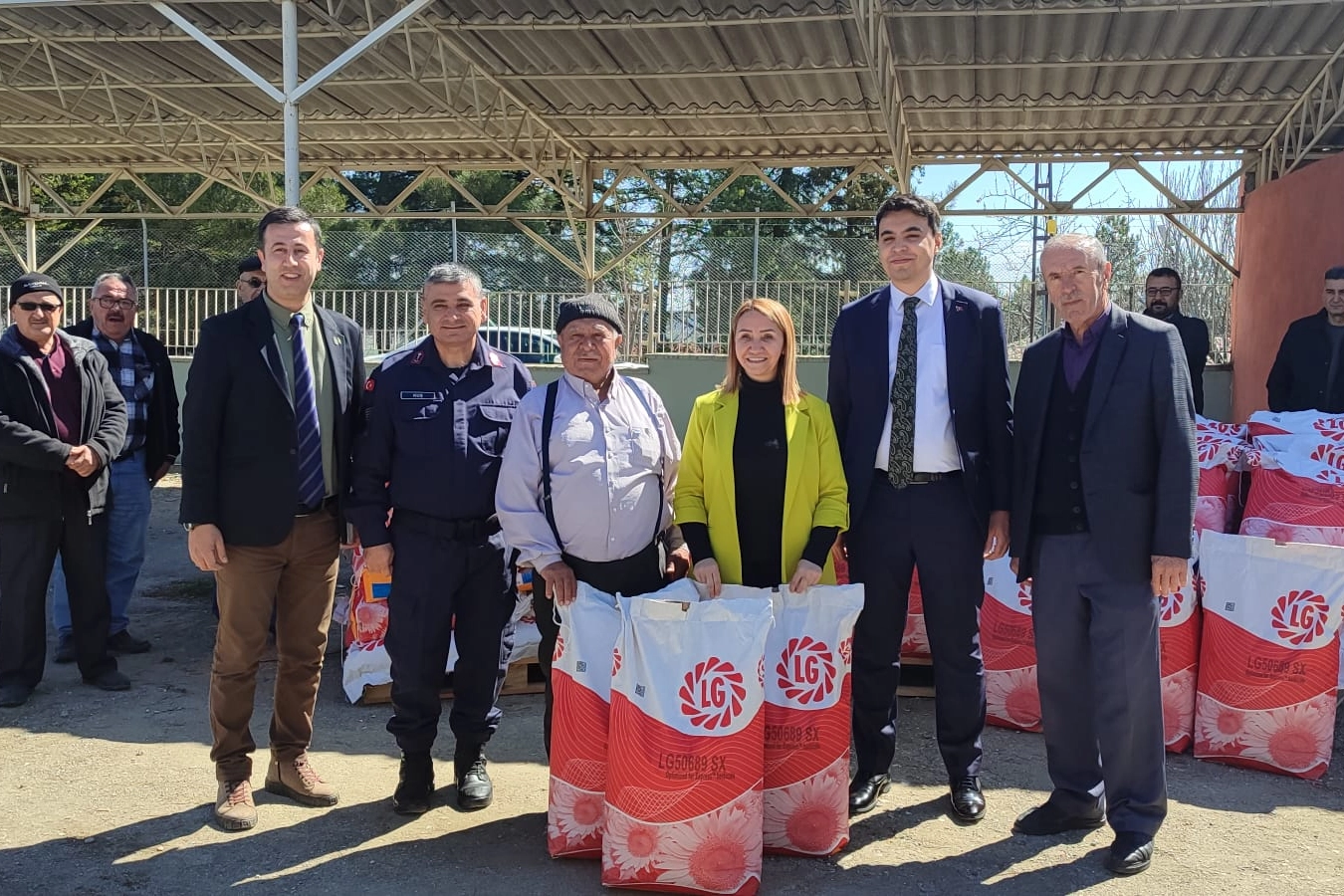 Pazaryeri'nde 75 Çiftçiye Hibe ile Ayçiçeği Tohumu Desteği Verildi