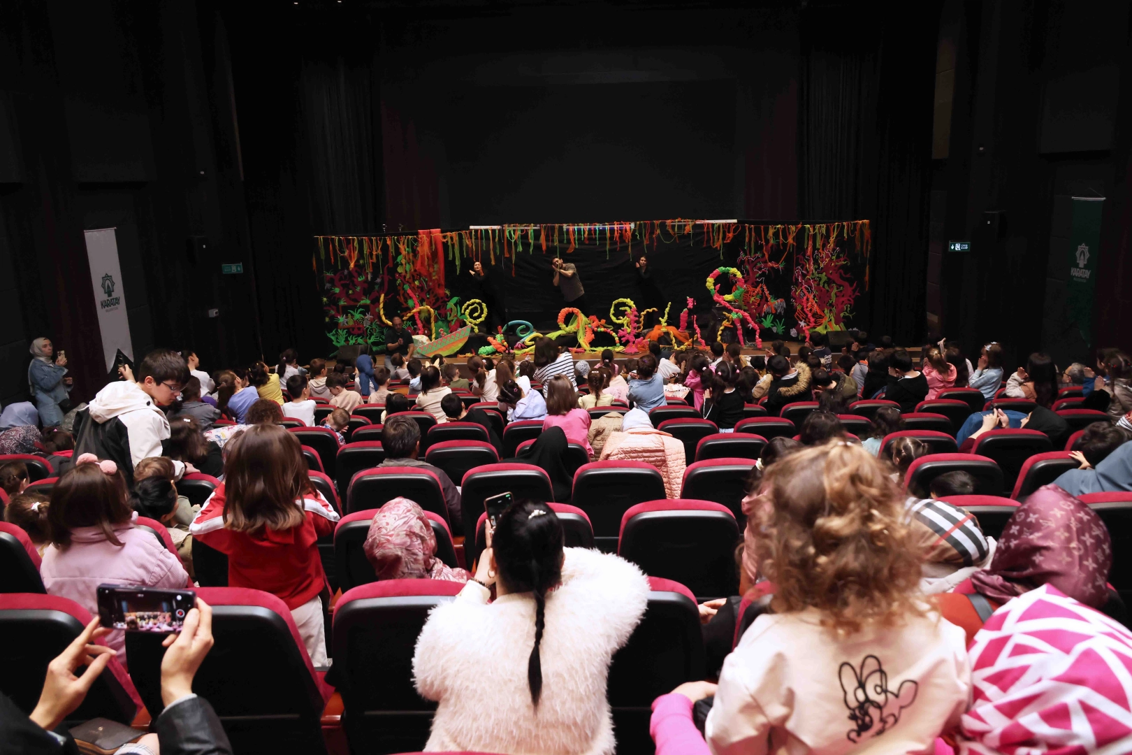 Karatay'da Çocuk Tiyatrosu Coşkusu: Pinokyo ve Hamsi Balığı Piranaya Karşı Sahneleniyor