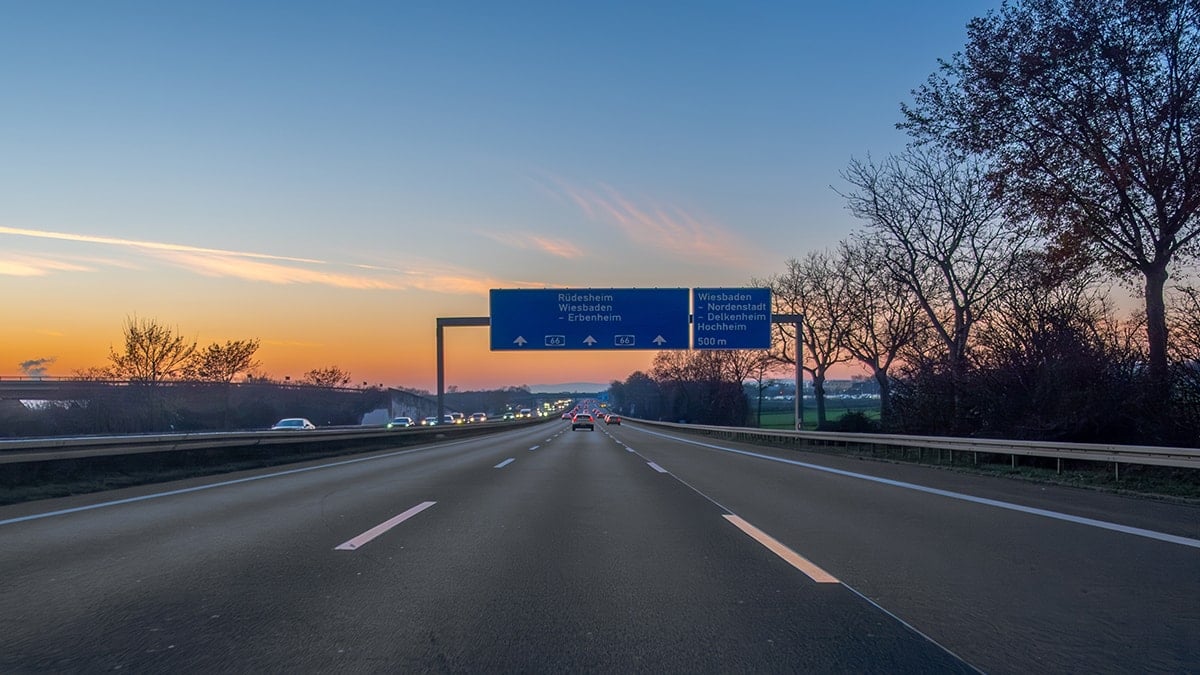 Almanya Otoyollarında Hız Sınırı Yok: Enerji Krizi Karşısında Tarihi Karar