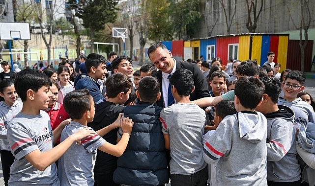 Bornova Belediye Başkanı Ömer Eşki'den öğrencilere anlamlı ziyaret