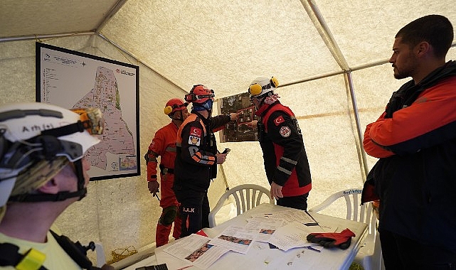 Beylikdüzü'nde 25 Saatlik Gerçek Enkaz Tatbikatı: 121 Kişi Görev Aldı