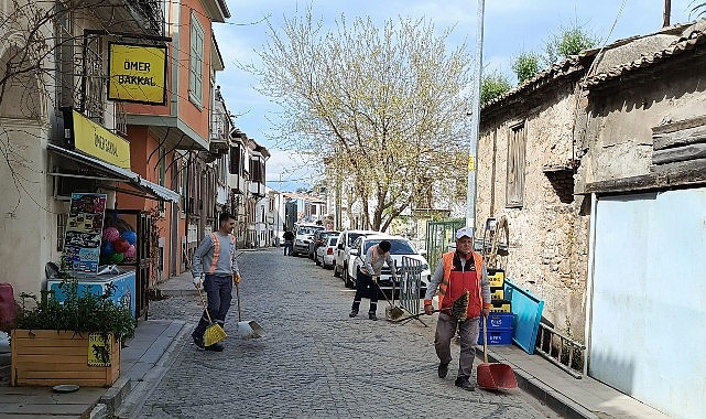 Ayvalık'ta Temizlik Seferberliği: Ekipler Sokak Sokak Çalışıyor
