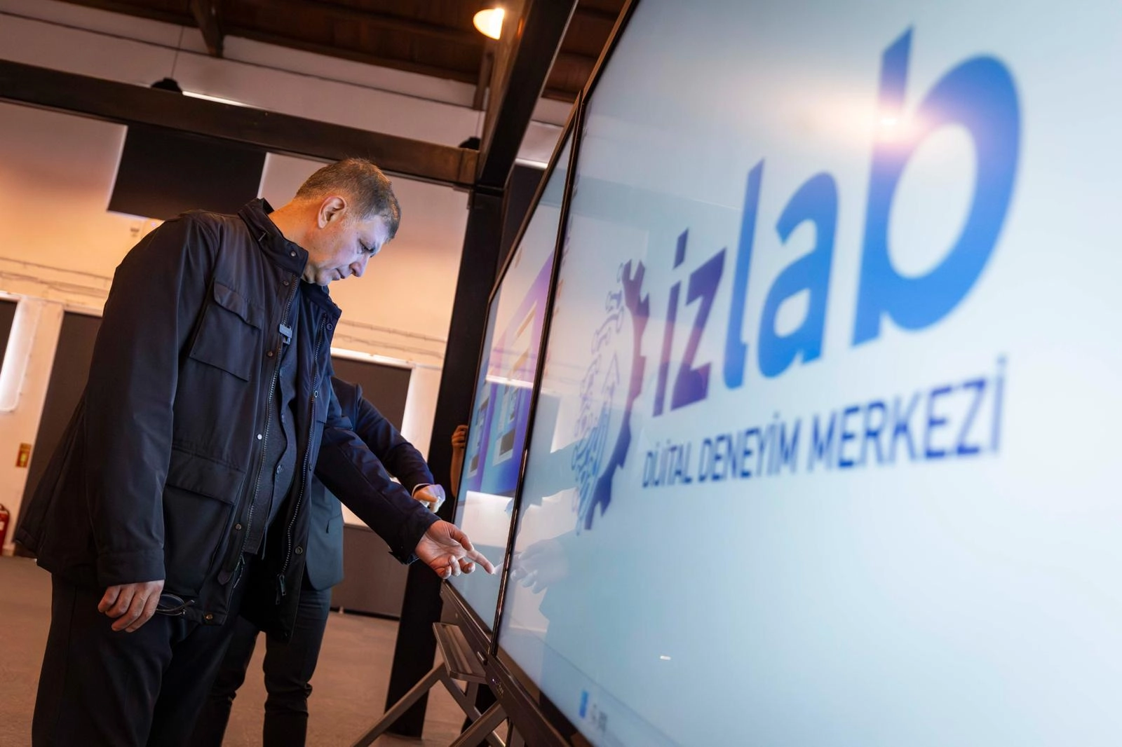 İzmir'de Dijital Devrim: Türkiye'de İlk Belediye Dijital Deneyim Merkezi Açıldı