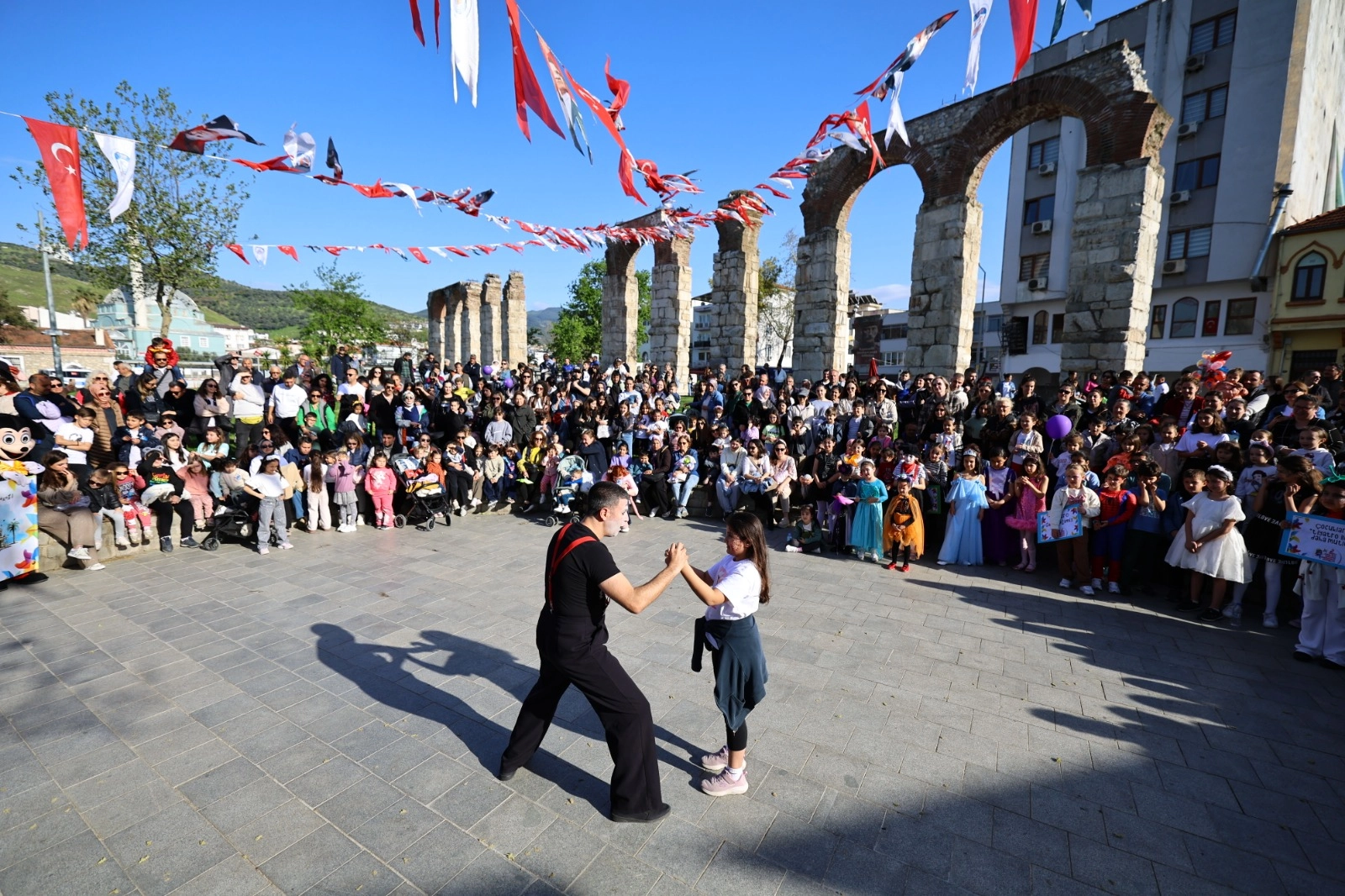 Efes Selçuk'ta 2. Çocuk Tiyatroları Festivali Renkli Kortejle Sona Erdi