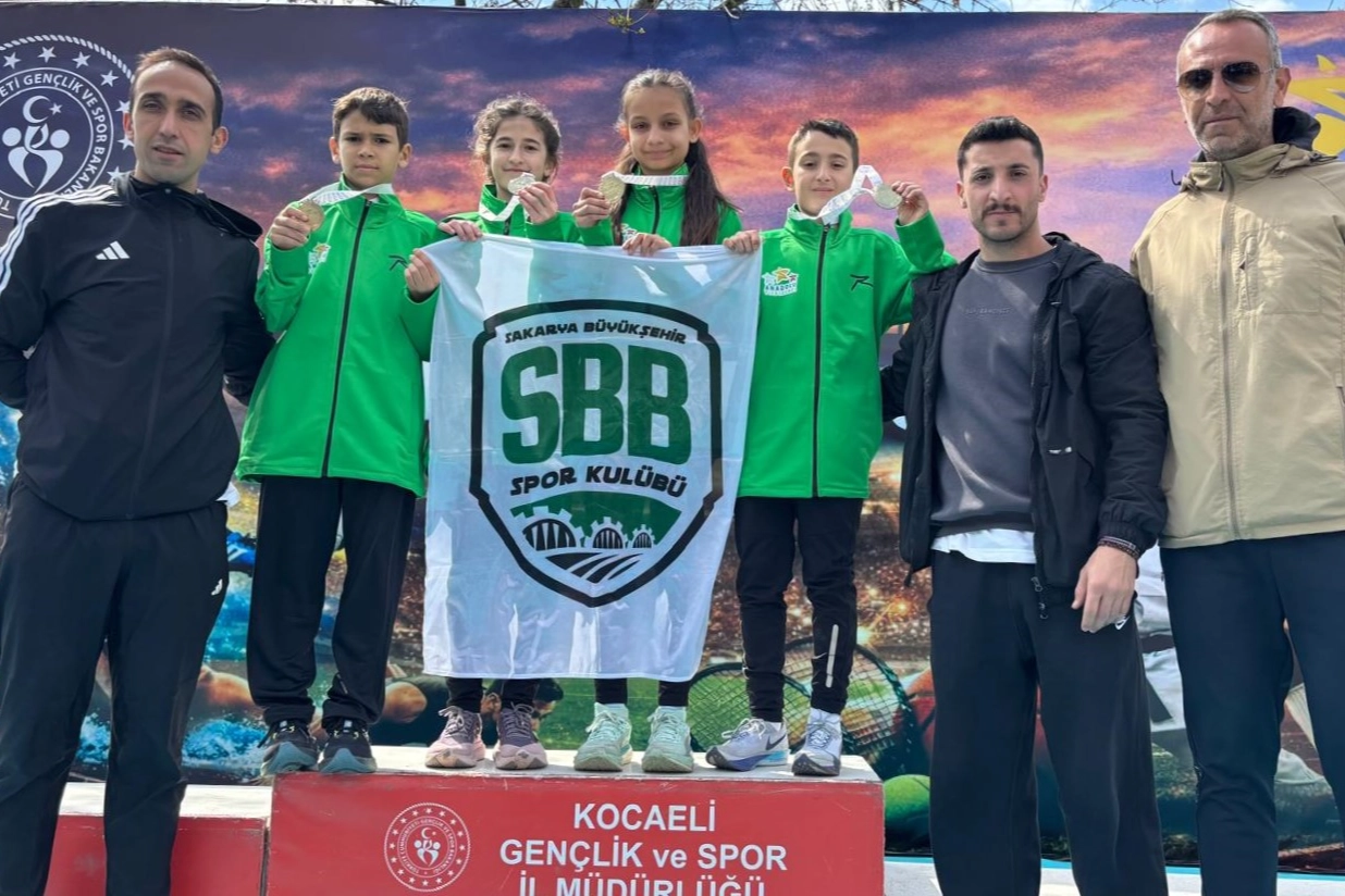 Sakarya Atletizm Takımı Kocaeli'de Grup Şampiyonu Oldu, Yarı Final Yolu Açıldı