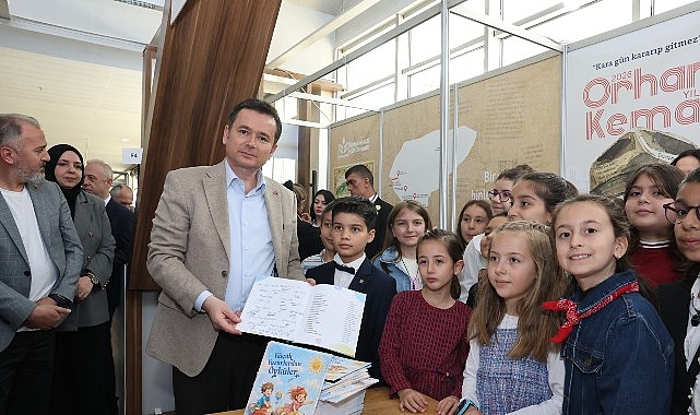 Başkan Aydın, Bursa Kitap Fuarı'nda Küçük Yazarlarla Buluştu