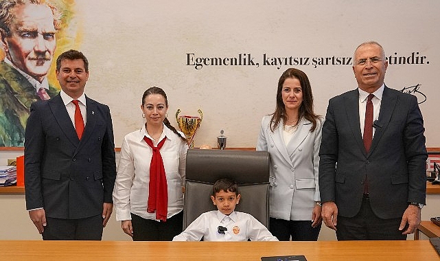 Gaziemir'de 23 Nisan Sürprizi: Başkan Koltuğuna 2. Sınıf Öğrencisi Ege Oturdu