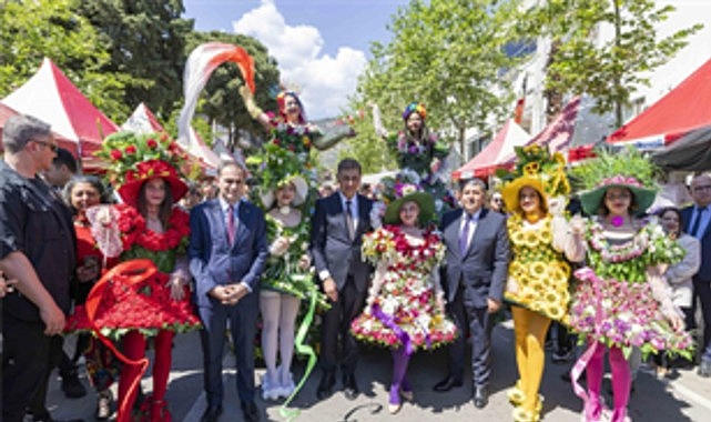 Başkan Tugay: 'Türkiye, çiftçisiyle, köylüsüyle şifa bulacak' – Bayındır Çiçek Festivali'nde 127 milyonluk destek
