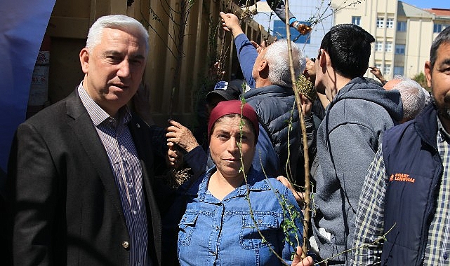 Bergama'da 130 Ahlat Ağacı Aşılandı, Binlerce Fidan Üreticiyle Buluştu