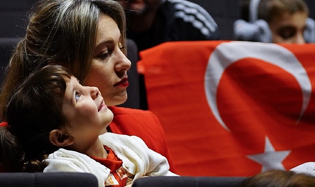 Beylikdüzü'nde 23 Nisan Coşkusu: Minikler Sahneden Alkış Topladı