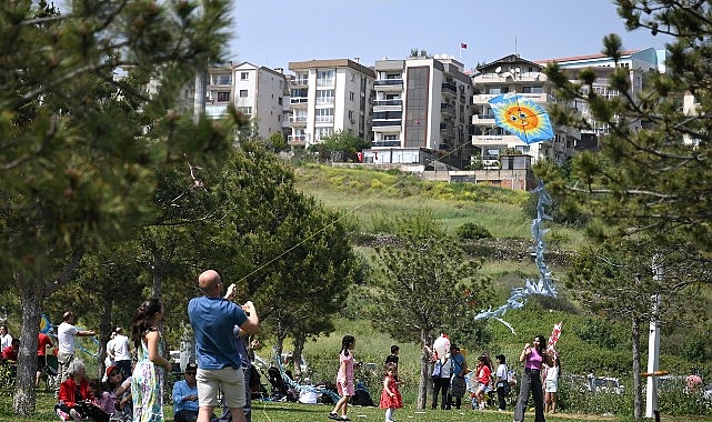 Bornova'da 23 Nisan Uçurtma Şenliği: 6 Saat Sürecek Renkli Program