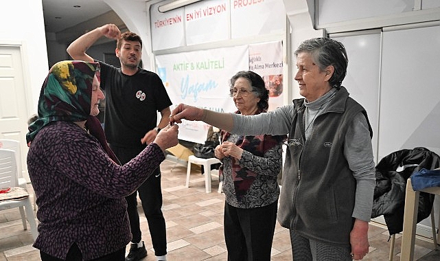 Bornova'da İleri Yaş Grubu Yaratıcı Drama ile Sosyal Hayata Bağlanıyor