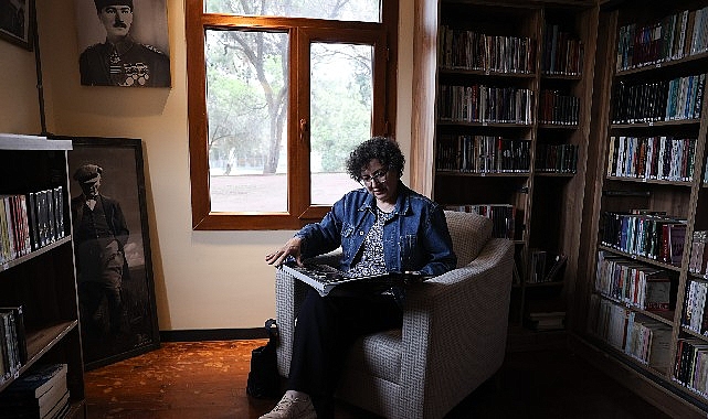 İspanyol Luisa, Buca'da Atatürk Köşesini Keşfetti: 'Ruhumu Besliyor'