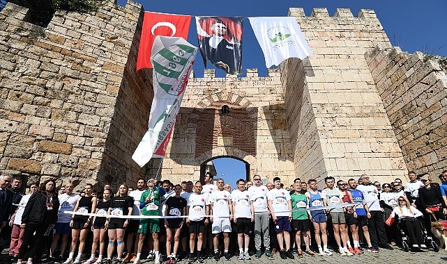 Bursa'da 1450 Sporcu 700. Yıl Koşusunda Tarihle Yarıştı