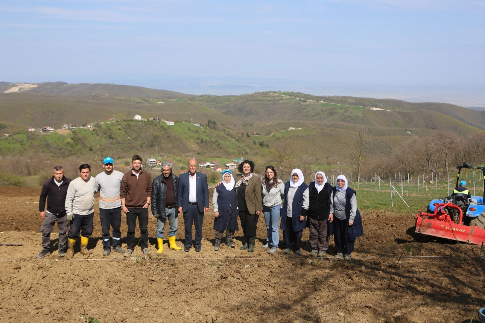Nilüfer'de 400 Böğürtlen Fidanı Toprakla Buluştu: Alternatif Tarım Yayılıyor