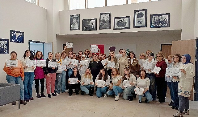Çankaya Evleri'nde 40 Kursiyer Kalıcı Makyaj ve Cilt Bakımı Sertifikası Aldı