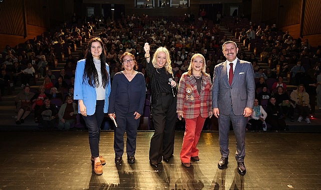 Saba Tümer, Küçükçekmece'de Kadınlarla 'Mutluluk 21 Günde' Kitabını Konuştu