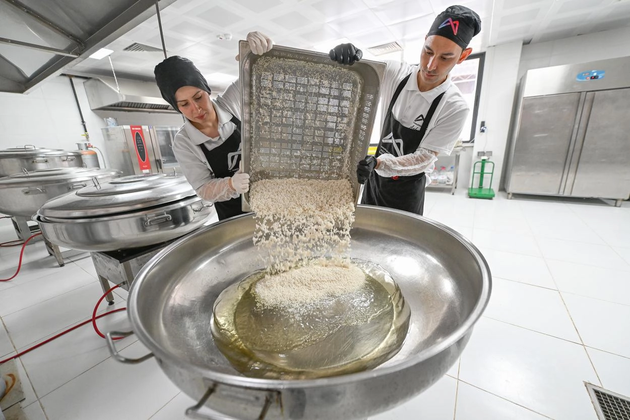 Silifke'de Aşhane Günde 500 Kişiye Sıcak Yemek Ulaştırıyor, Ramazan'da 5 Bin Kişilik İftar