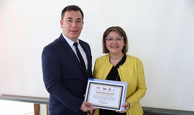 DEÜ'de Bilim Kafe'de Güneş Korunması Konuşuldu: Uzmanlar 30 Faktörlü Koruyucu Öneriyor