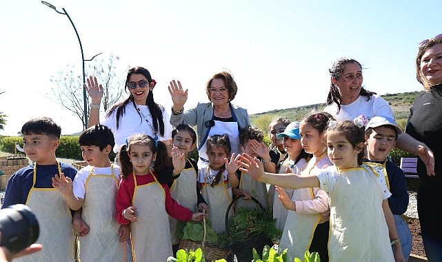 Didim'de Minik Eller Toprakla Buluştu: 3 Ayda Marul Yetiştirdiler
