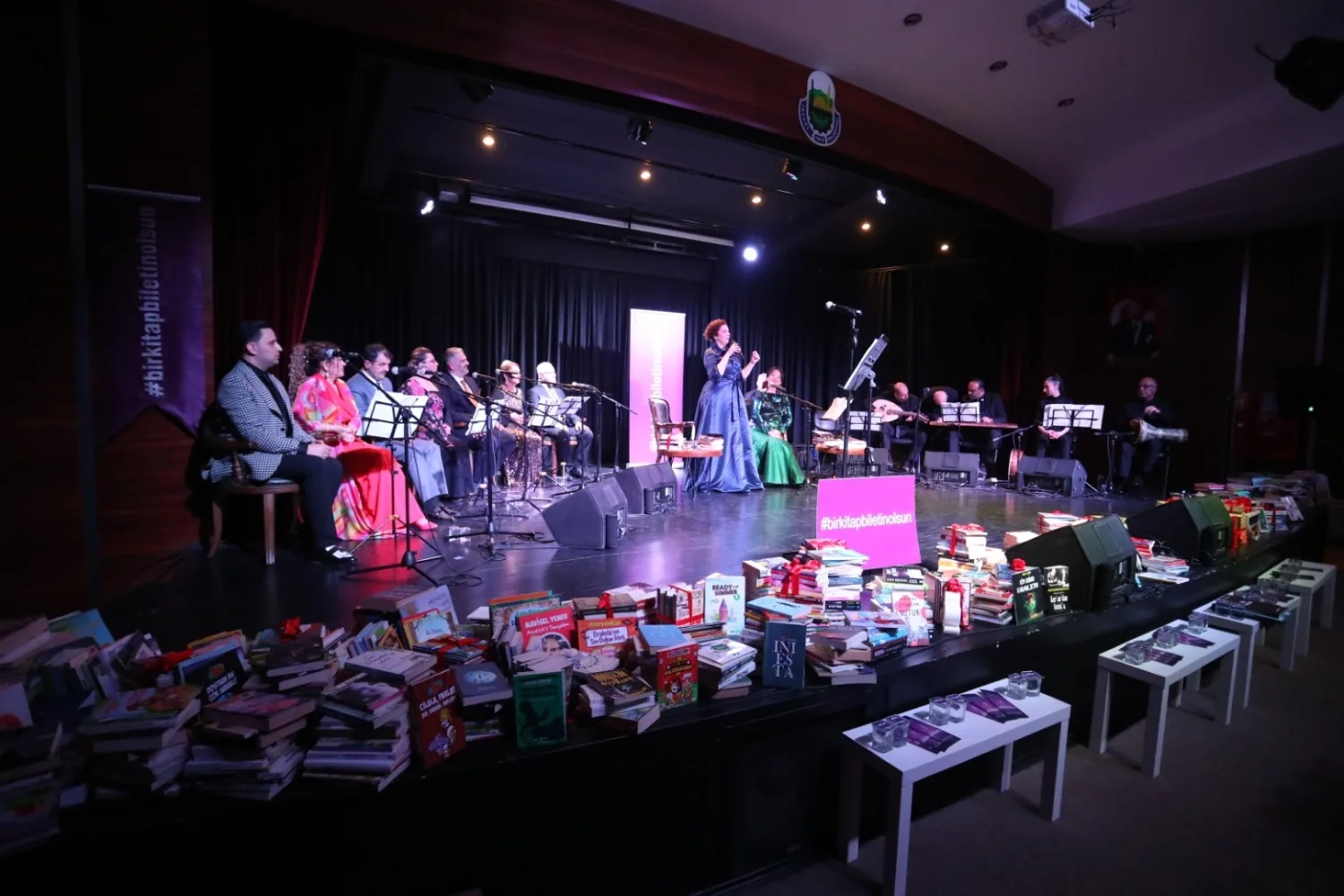 İnegöl'de Edebiyat ve Müzik Konseriyle 3 Bin Kitap Bağışı Toplandı