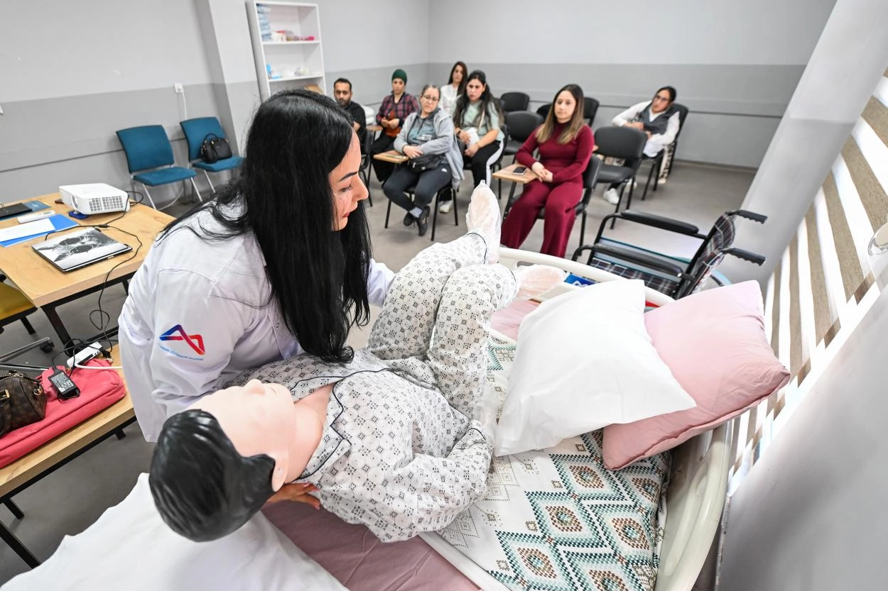 Mersin'de 160 Saatlik Ücretsiz Bakım Kursuyla İstihdam Kapısı Aralanıyor