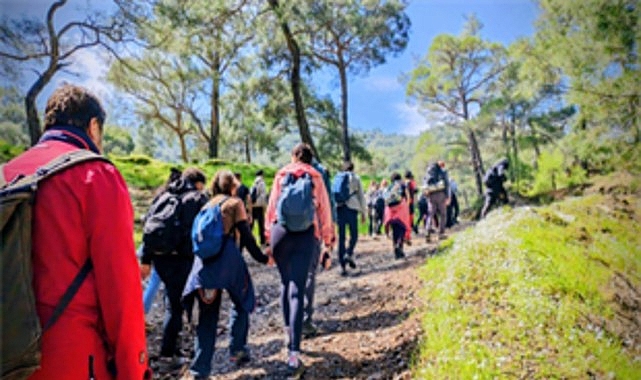 180 Doğasever Efes Mimas Yolu'nda 11 Km Yürüdü ve Çevre Temizliği Yaptı