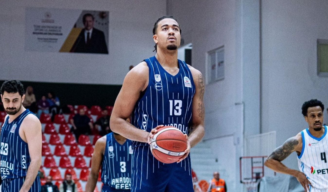 Anadolu Efes, İzmir'de 25 Sayı Farkla Galip: Loyd 26 Sayı Attı